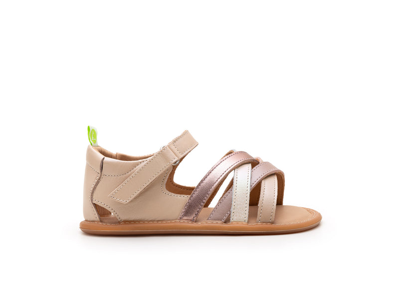 Conheça a Sandália Criss Coss da Tip Toey Joey, disponível nos Pés Marotos. Incorporada com a tecnologia barefoot, esta sandália promove o correto desenvolvimento do pé. 