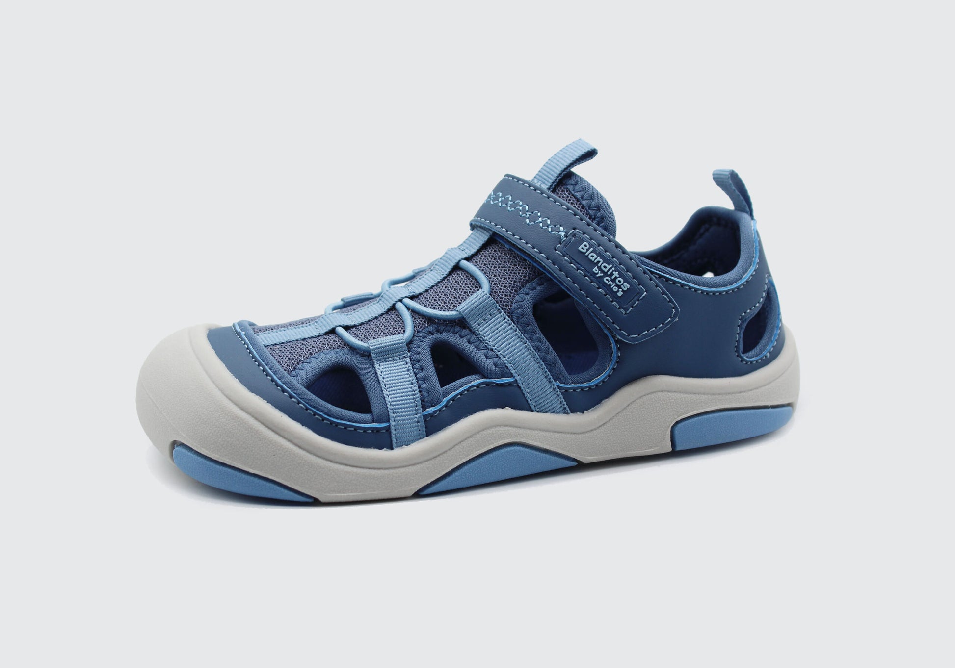 Conheça a Sandália Olimpo Azul da Blanditos by Crio's, disponível nos Pés Marotos. Incorporada com a tecnologia barefoot, este calçado promove o correto desenvolvimento dos pés das crianças.