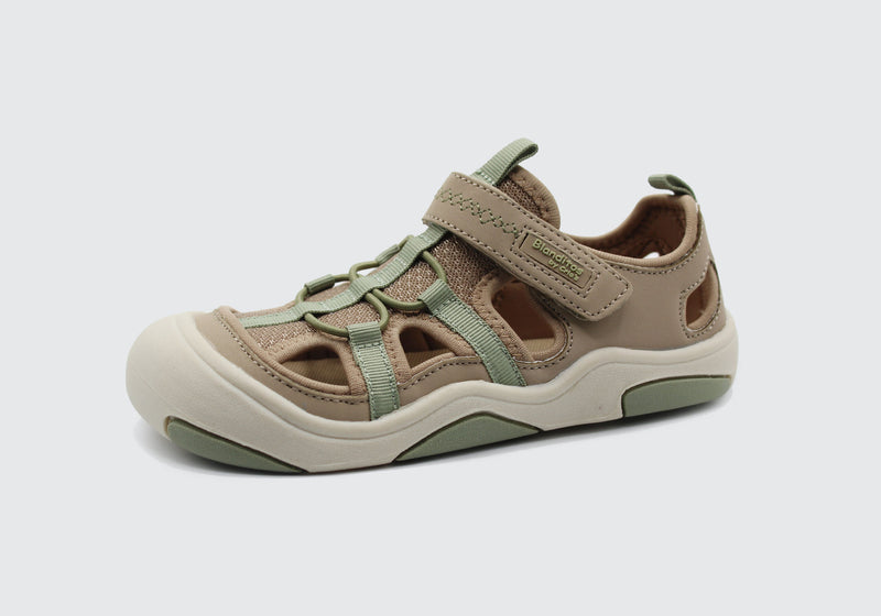 Conheça a Sandália Olimpo Taupe da Blanditos by Crio's, disponível na Pés Marotos. Com a tecnologia barefoot, garantem o correto desenvolvimento dos pés. 