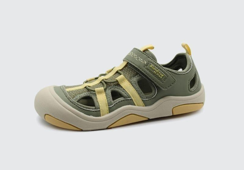 Descubra a Sandália Olimpo Verde da Blanditos by Crio's, disponível na Pés Marotos. Incorporada com a tecnologia barefoot, protege os pés das crianças. 